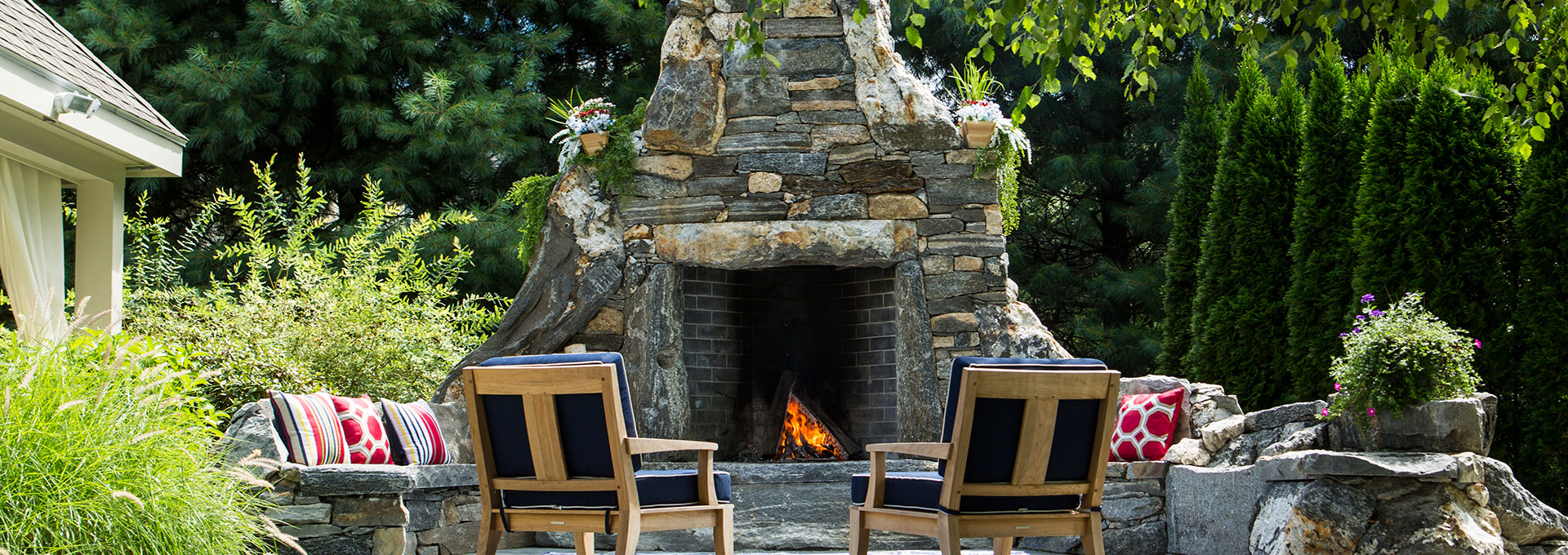 Tyra outdoor fireplace