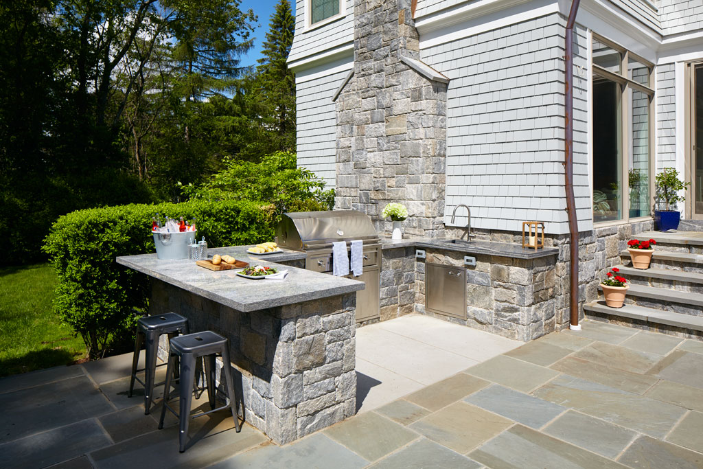 https://www.connecticutstone.com/wp-content/uploads/2020/10/choosing-stone-veneer-for-outdoor-bbq-island.jpg